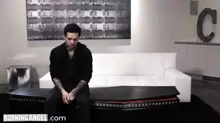 انه يوسع مؤخرتها قليلا عندما يمارس الجنس معها