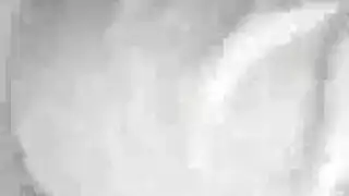 فاتنة في سن المراهقة مكعبات الديك.