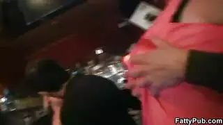مص القضبان في بعد الحانة
