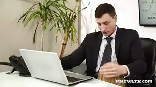 لقد أحب المكتب منذ أن كان لديه سكرتير جديد