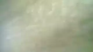 ربة منزل شقراء مثير في سراويل خضراء.