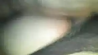 فتاة تتغوط