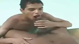 الرجل اللاتيني القديم يزيل القذف بعد ممارسة الجنس.
