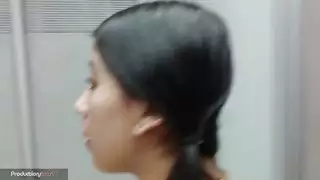 تضع قضيبًا أسودًا كبيرًا في فمها