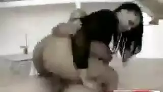 شورت ديفلين مثير في الحوض القذر.