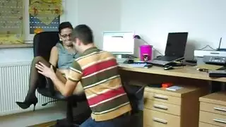 كان لديه لها على مكتب حيث يعمل كل يوم
