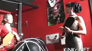 العسل الساخن في سراويل زرقاء وحمراء