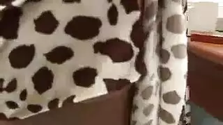 السكرتيرة القحبة تغري مديرها بجسمها الساخن حتى تتناك منه في المكتب