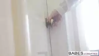 أطفال المكتب لديهم بعض المرح مع الآلات في العمل.