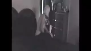 تتبول الجدة الآسيوية الساخنة بين ساقيها