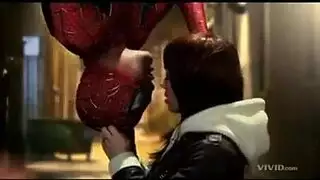 الرجل ينتشر مؤخرته السوداء الضيقة على الأريكة.