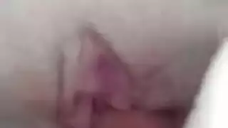 تمسك زبه بيدها وتفرش كسها بيه