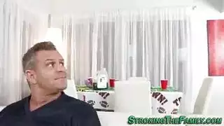 زوج امي يعزم صديقه لينيكني امامه و اصدقائه الاخرين