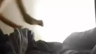 خلع فاتنة الخنزير ملابسها وبدأ فرك بوسها فقط للمتعة.