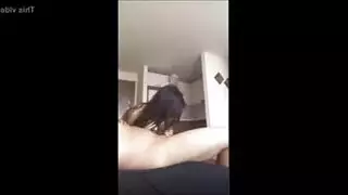القحبة المراهقة فوق الزب و نياكها يصورها و هي فوق زبه