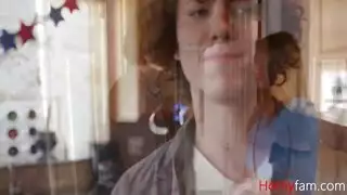 اثنين من العاهرات الشباب إرضاء رجل ناضج