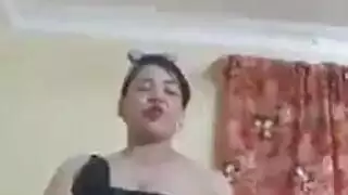 شرموطة هيجانة ترقص لعشيقها وتهيجه