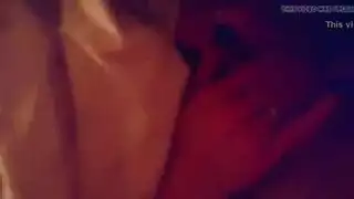 في سن المراهقة فرك شعرها الوردي في الهواء الطلق.