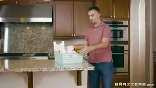 يبدو جسدها جذابًا مع هذه الجوارب الضيقة