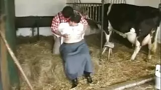 نيك مزه مربربة في الزريبة واحلي لبن