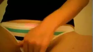 فتاة شابة التدليك كس في سراويل حمراء