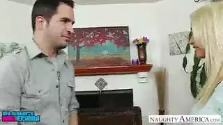 فتاة مفلس ، أوستن مجد يمارس الجنس من الخلف في مرآب ، خلال اليوم.