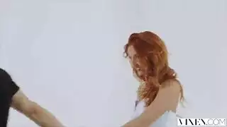 فتاة الشعر الأحمر يقفز في قضيبه كبيرة