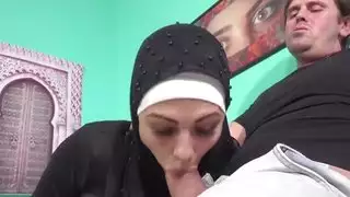 قصة شغف مثيرة للاهتمام مع امرأة عربية بالحجاب