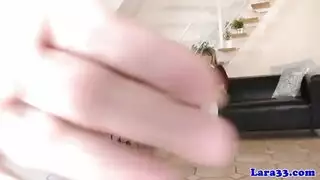 يقف الديك بجانبها وهي لا تجلس ساكنة
