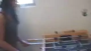 تلعب جينا مع كسها المحلق على المسرح ، أمام مدفأة