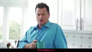 الرجل الناضج مقتنع بفتاة تمارس الجنس مع كليهما