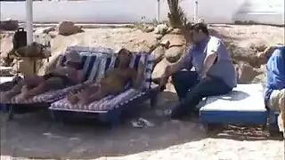 سائحة روسية في الغردقة تعري بزازها عشان تشقط شباب