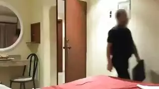 فتاة مثيرة تحاول اغراء نادل الفندق - افلام سكس