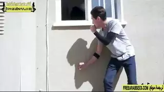 زوجة الاب غاضبة من الابن المراهق الذي يتجسس عليها