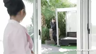 يجد زوجته مع رجل آخر ويمارس الجنس في الثلاثات