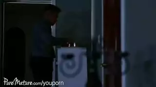 فينيكس ماري هو مص عصا لحم الدهون وفركه حتى يبدأ النبض