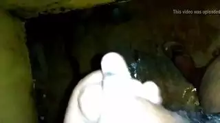 اثنين من الاطفال تسليم الأنابيب وشاعر المليون