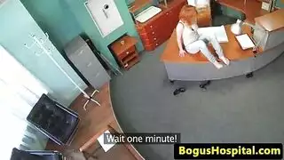 مريض جدا أحمر الشعر في سن المراهقة في التدليك