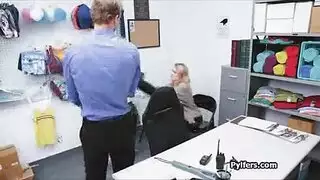 الأم وابنتها يمارسون الجنس مع نفس الرجل
