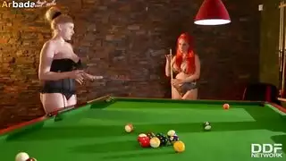 رضاعة البزاز الكبيرة في سحاق ساخن على طاولة البلياردو