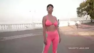 هذه السيدة تريد أن تظهر لك ما تخسره إذا لم تتصل بها