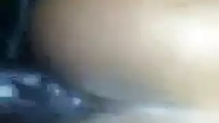 تحب الأبنوس مع الثدي الكبير أن تضع حزامًا على رجلها جيدًا