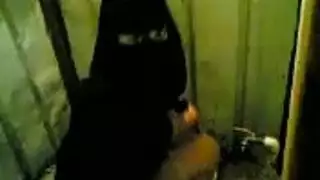 محجبة في الحمام