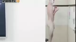 أخت زوجتي الممحونة وقضيبي المنتصب بشدة اثناء النوم