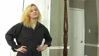 زوجة ابوه تمص زبره وتستمنيه حتى يقذف