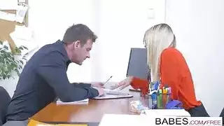 هذه الشقراء الطرية تريد ان تجعل الرجال مجانين عنها