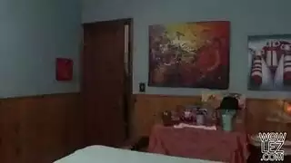 تتعرض كريستين سكوت للتجول أثناء خروج زوجها من المقهى مع الأصدقاء.