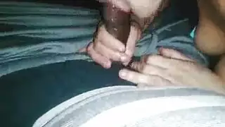 غنيمة بيضاء سميكة يعطي اللسان قذرة