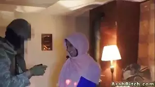 اللعنة العربية اللعنة الصينية والخنازير ، فتاة عاملة محلية