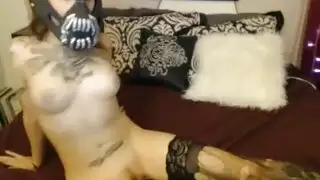 الجمال الموشوم له عدة هزات الجماع مع هزاز ودسار